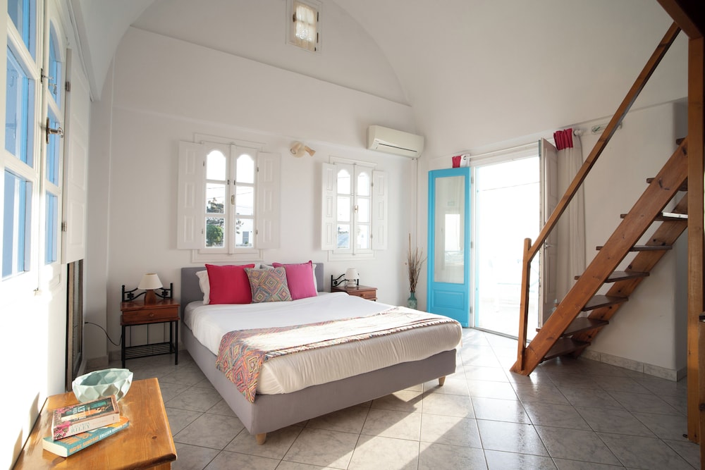 Salvatore Caldera Suites — Hotel rooms in Imerovigli, South Aegean