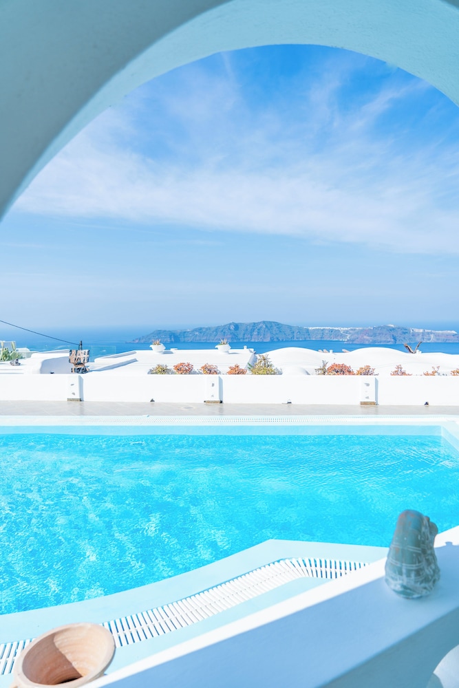 Salvatore Caldera Suites — Swimming pool in Imerovigli, South Aegean