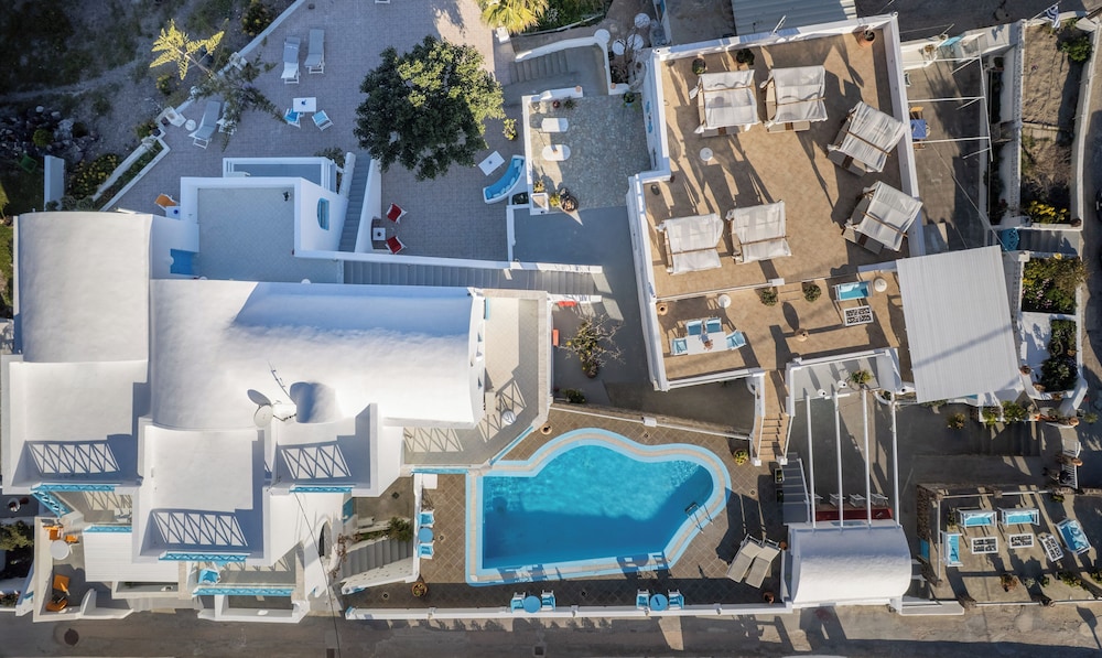 Salvatore Caldera Suites — Swimming pool in Imerovigli, South Aegean