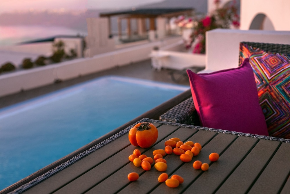 Salvatore Caldera Suites — Swimming pool in Imerovigli, South Aegean