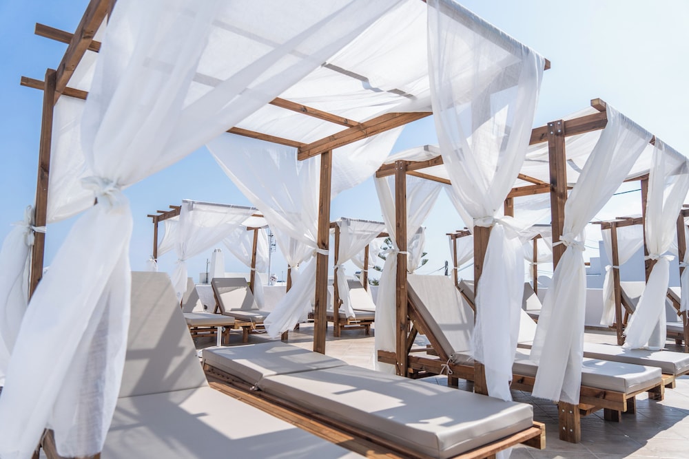 Salvatore Caldera Suites — Swimming pool in Imerovigli, South Aegean