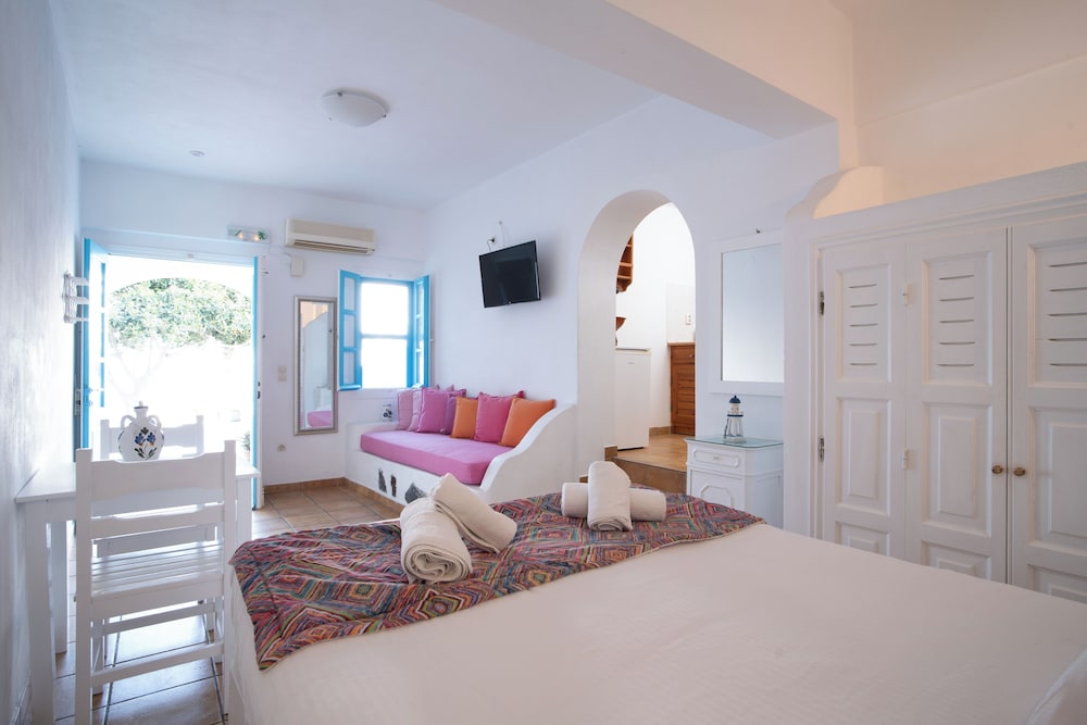Salvatore Caldera Suites — Hotel rooms in Imerovigli, South Aegean