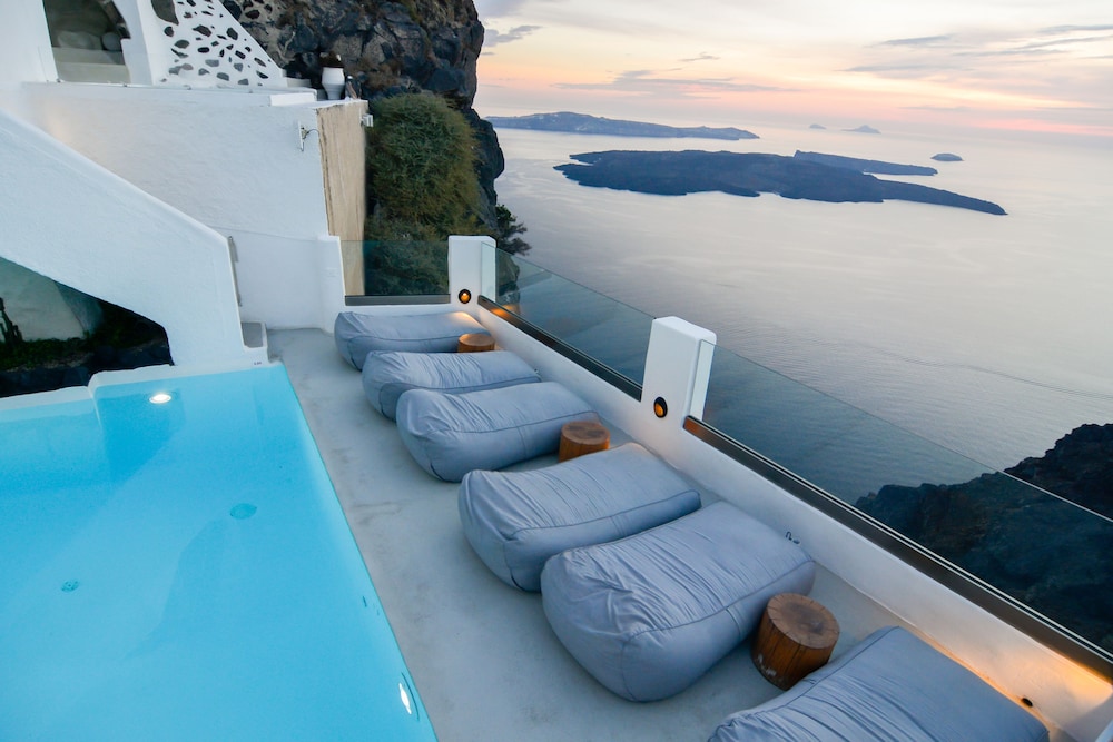 Hotel Sunny Villas — Swimming pool in Imerovigli, South Aegean