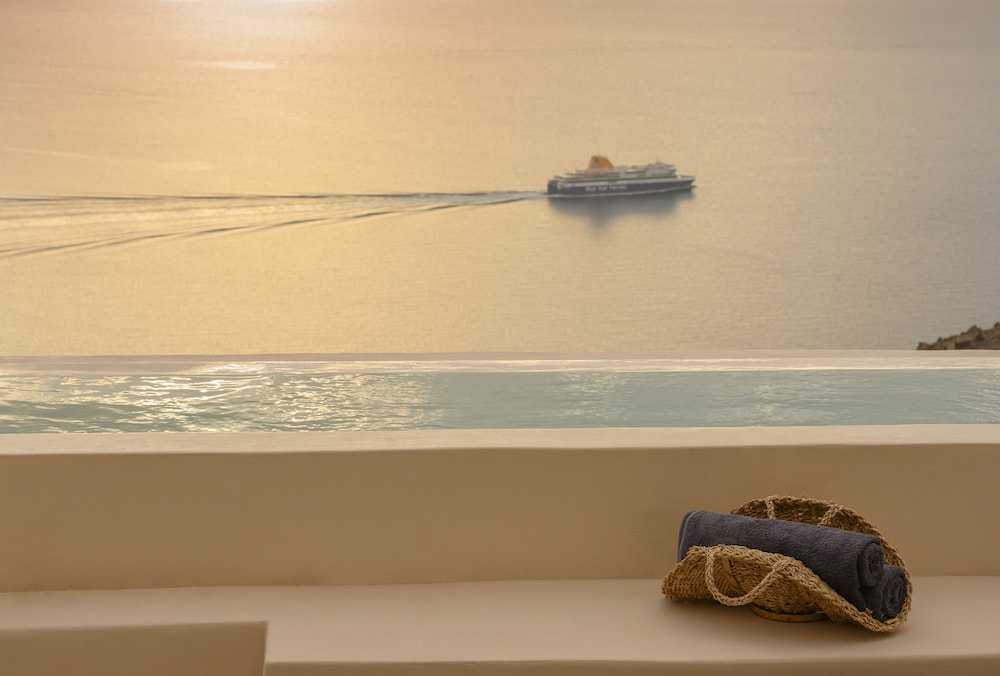 Hotel Sunny Villas — Swimming pool in Imerovigli, South Aegean
