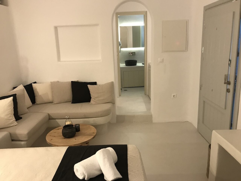 Hotel Sunny Villas — Hotel rooms in Imerovigli, South Aegean