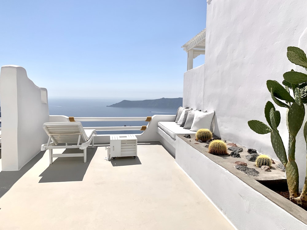 Hotel Sunny Villas — Hotel building in Imerovigli, South Aegean