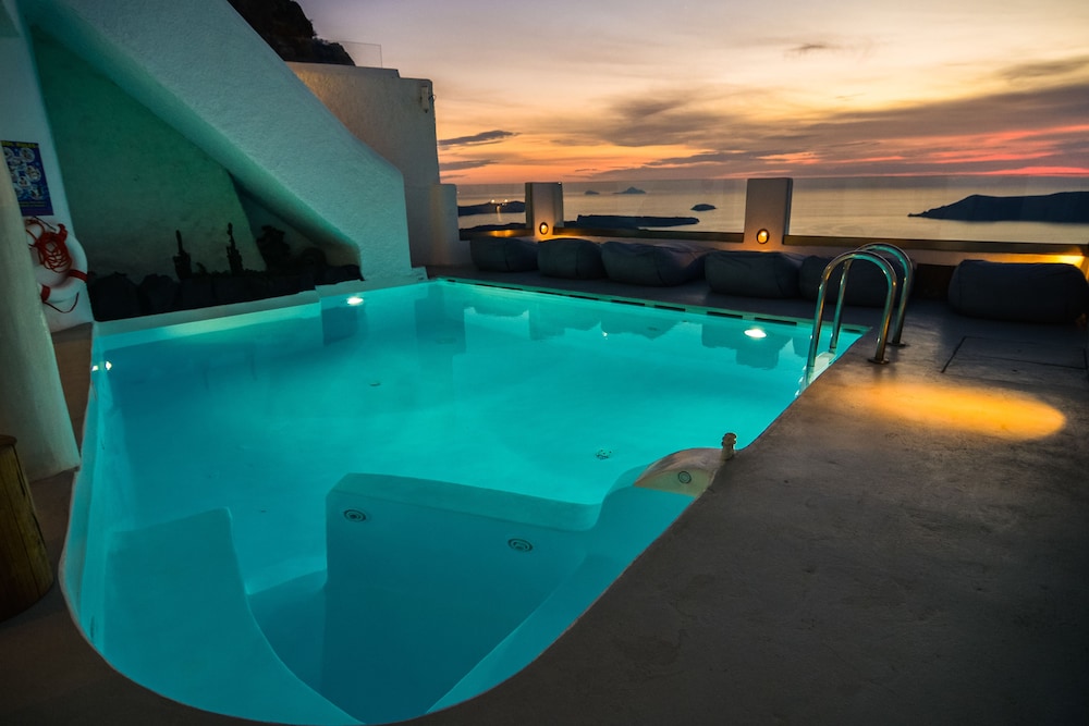 Hotel Sunny Villas — Swimming pool in Imerovigli, South Aegean