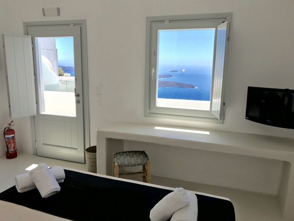 Hotel Sunny Villas — Hotel rooms in Imerovigli, South Aegean
