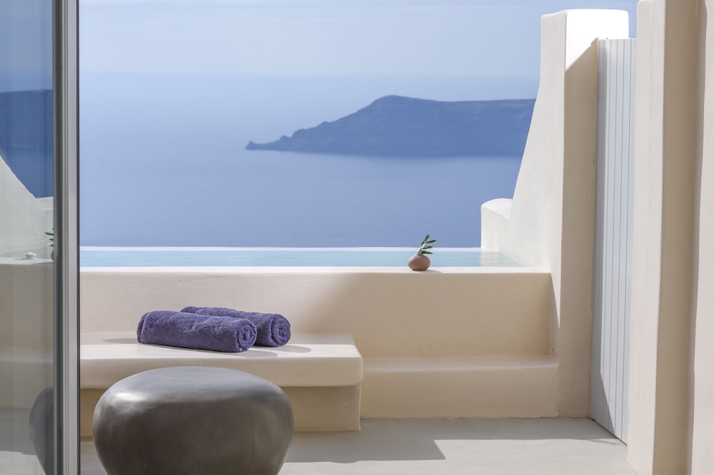 Hotel Sunny Villas — Swimming pool in Imerovigli, South Aegean