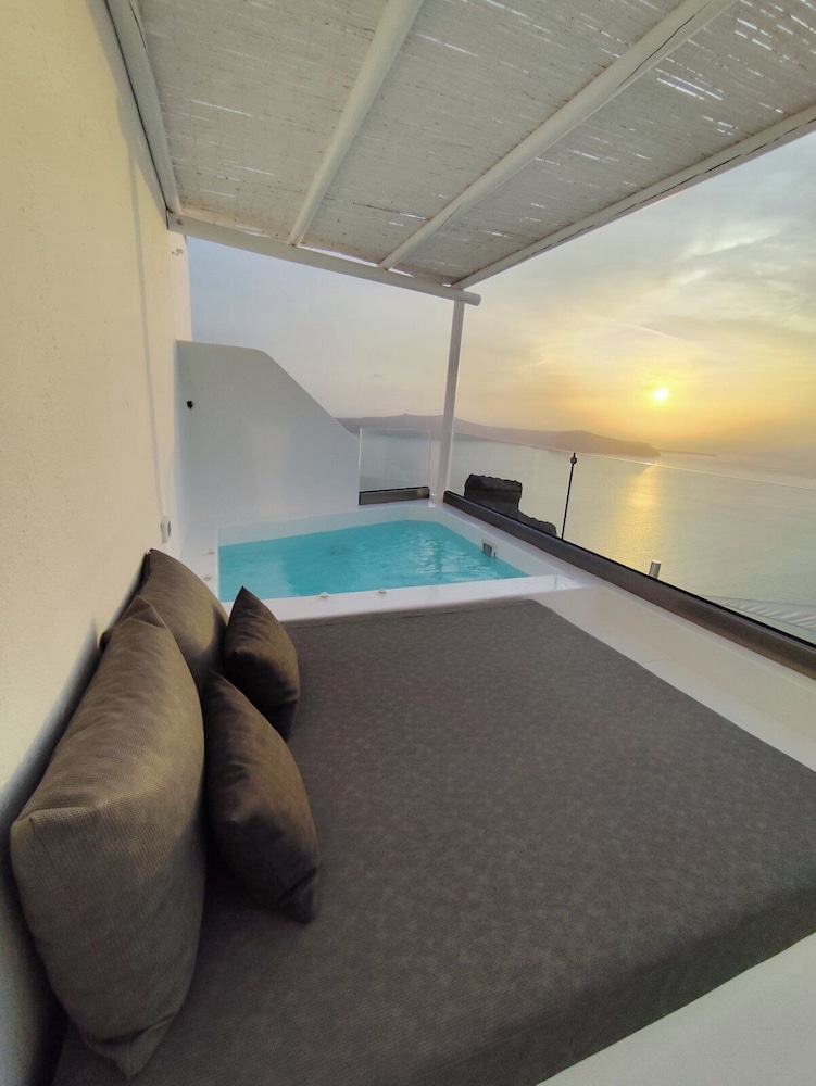 Hotel Sunny Villas — Hotel rooms in Imerovigli, South Aegean
