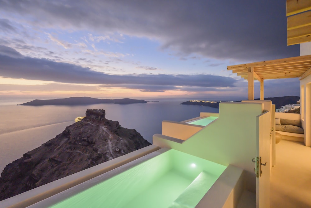 Hotel Sunny Villas — Swimming pool in Imerovigli, South Aegean