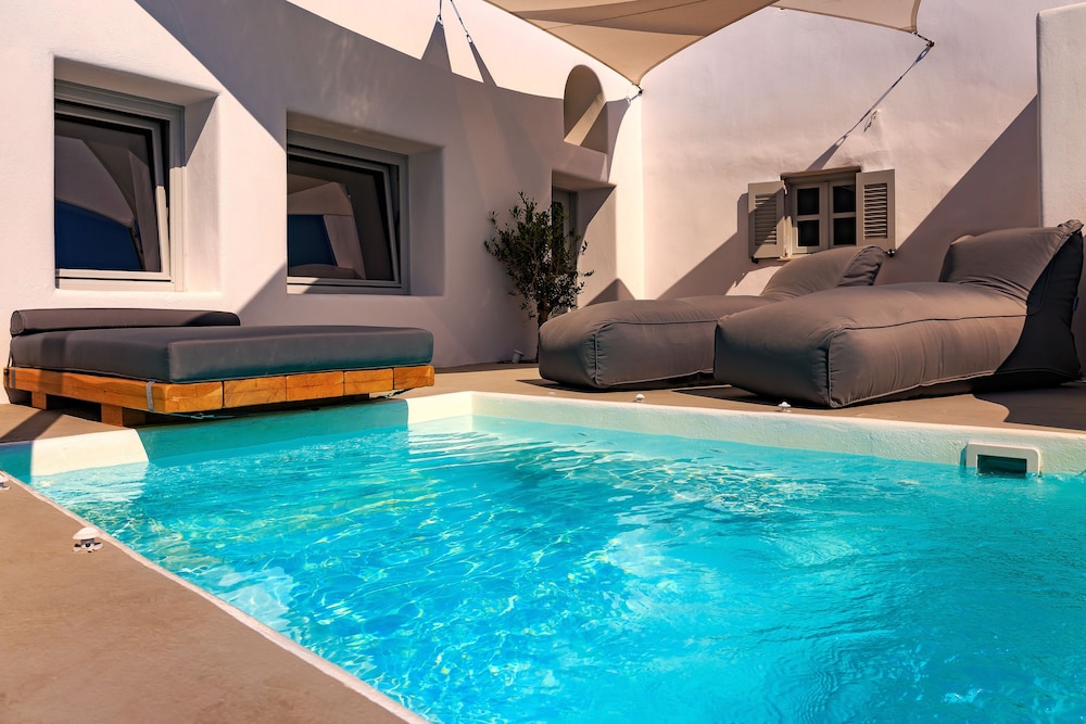 Hotel Sunny Villas — Swimming pool in Imerovigli, South Aegean