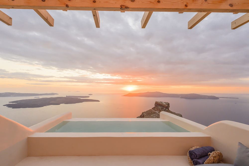 Hotel Sunny Villas — Swimming pool in Imerovigli, South Aegean