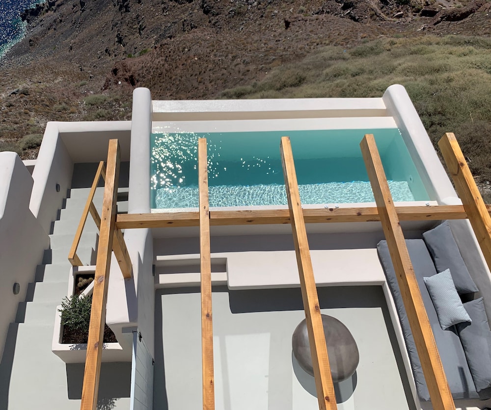 Hotel Sunny Villas — Swimming pool in Imerovigli, South Aegean