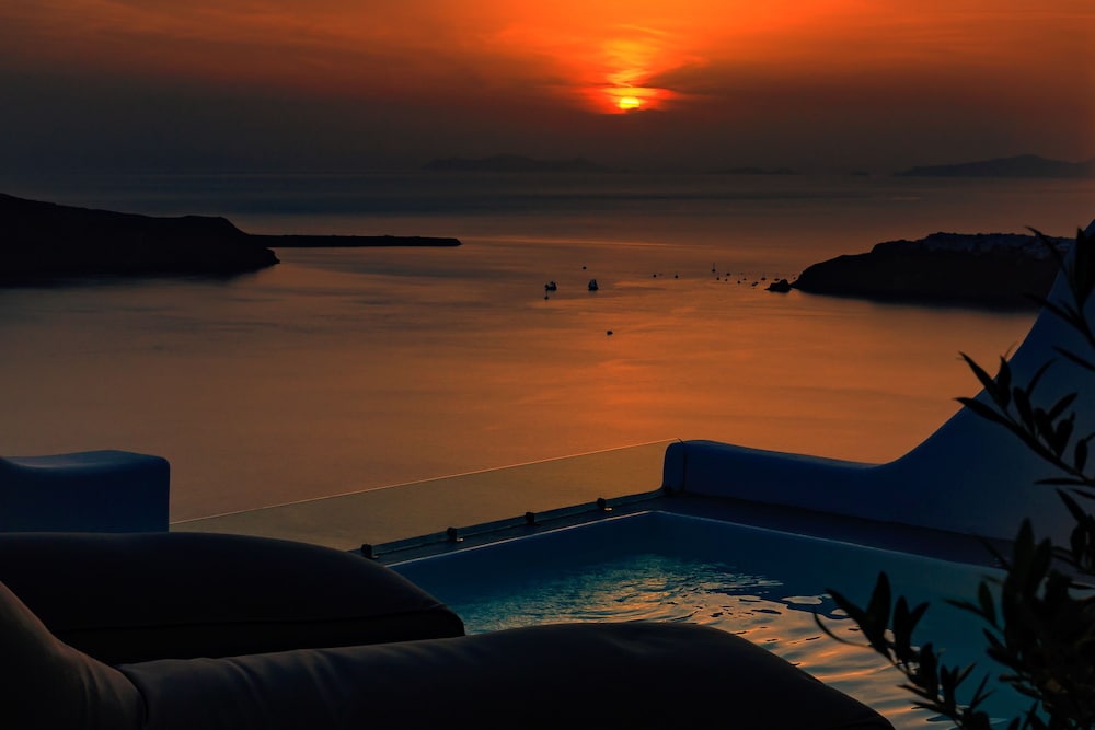 Hotel Sunny Villas — Swimming pool in Imerovigli, South Aegean