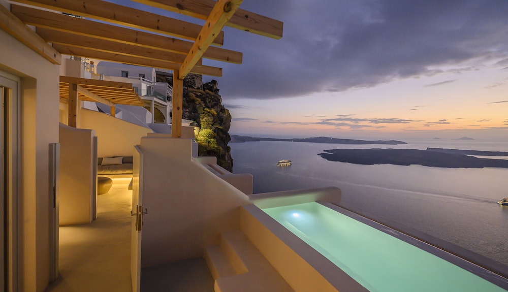 Hotel Sunny Villas — Swimming pool in Imerovigli, South Aegean