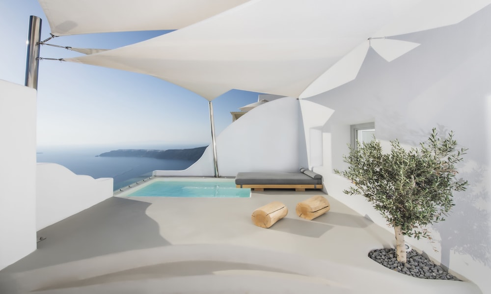 Hotel Sunny Villas — Swimming pool in Imerovigli, South Aegean