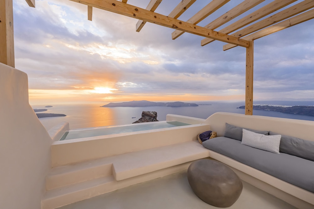 Hotel Sunny Villas — Hotel rooms in Imerovigli, South Aegean