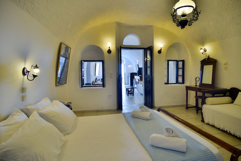 Hotel Sunny Villas — Hotel rooms in Imerovigli, South Aegean