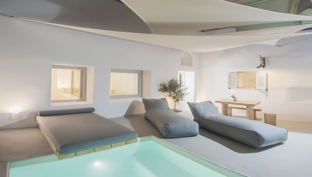 Hotel Sunny Villas — Swimming pool in Imerovigli, South Aegean