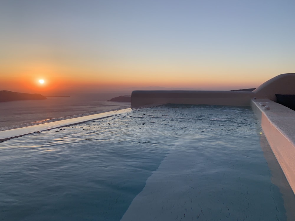Hotel Sunny Villas — Swimming pool in Imerovigli, South Aegean