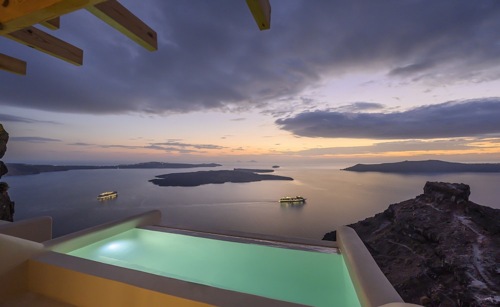 Hotel Sunny Villas — Swimming pool in Imerovigli, South Aegean