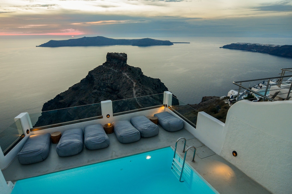 Hotel Sunny Villas — Swimming pool in Imerovigli, South Aegean