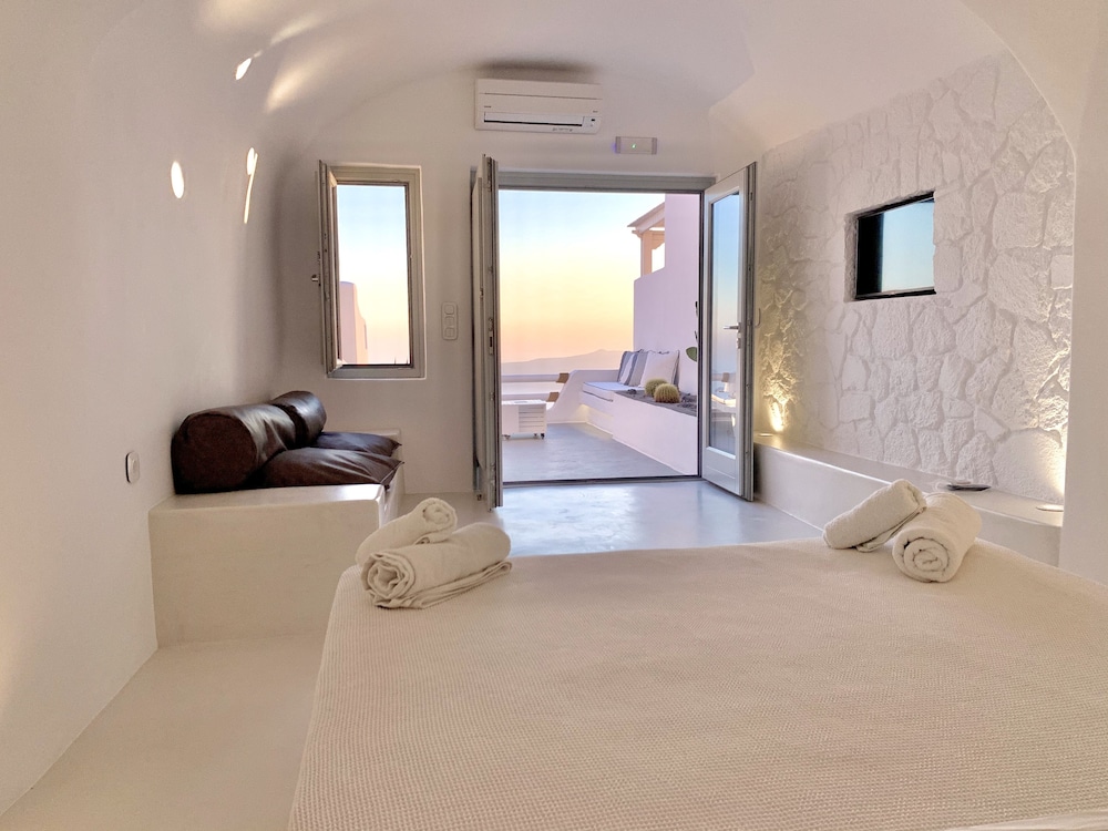 Hotel Sunny Villas — Hotel rooms in Imerovigli, South Aegean