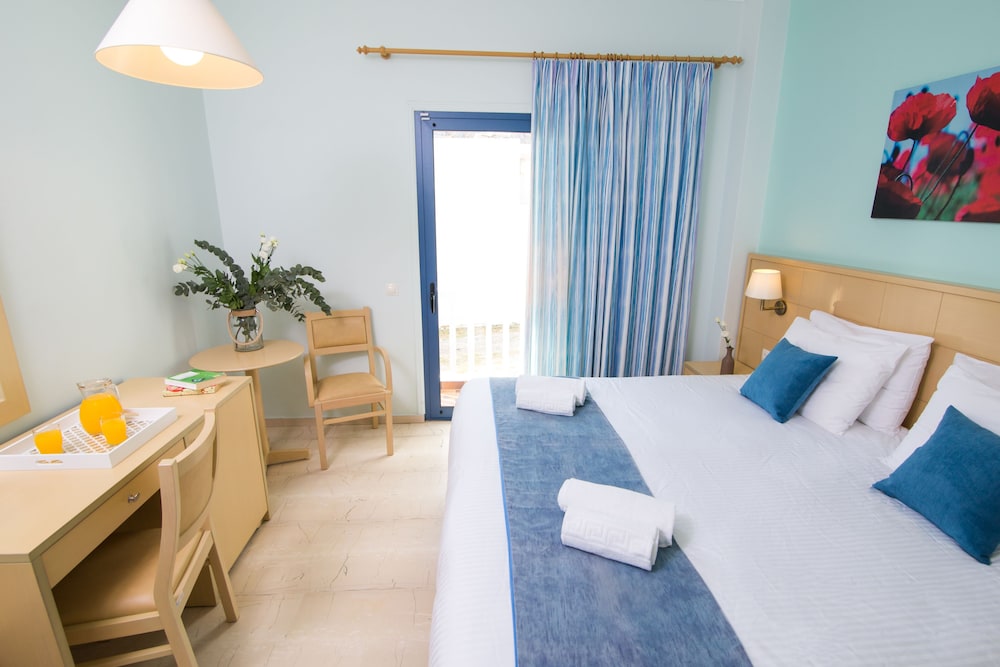 Sunshine Hotel — Hotel rooms in Kamari, South Aegean