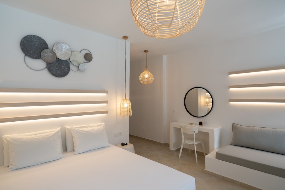 Sunshine Hotel — Hotel rooms in Kamari, South Aegean