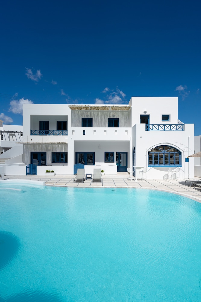 Sunshine Hotel — Hotel building in Kamari, South Aegean