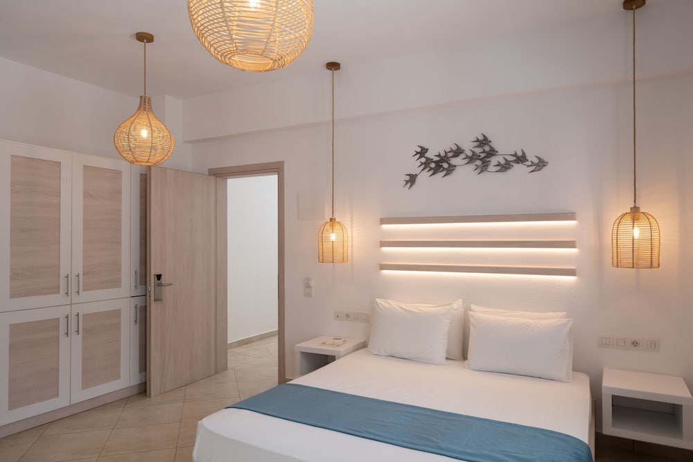 Sunshine Hotel — Hotel rooms in Kamari, South Aegean