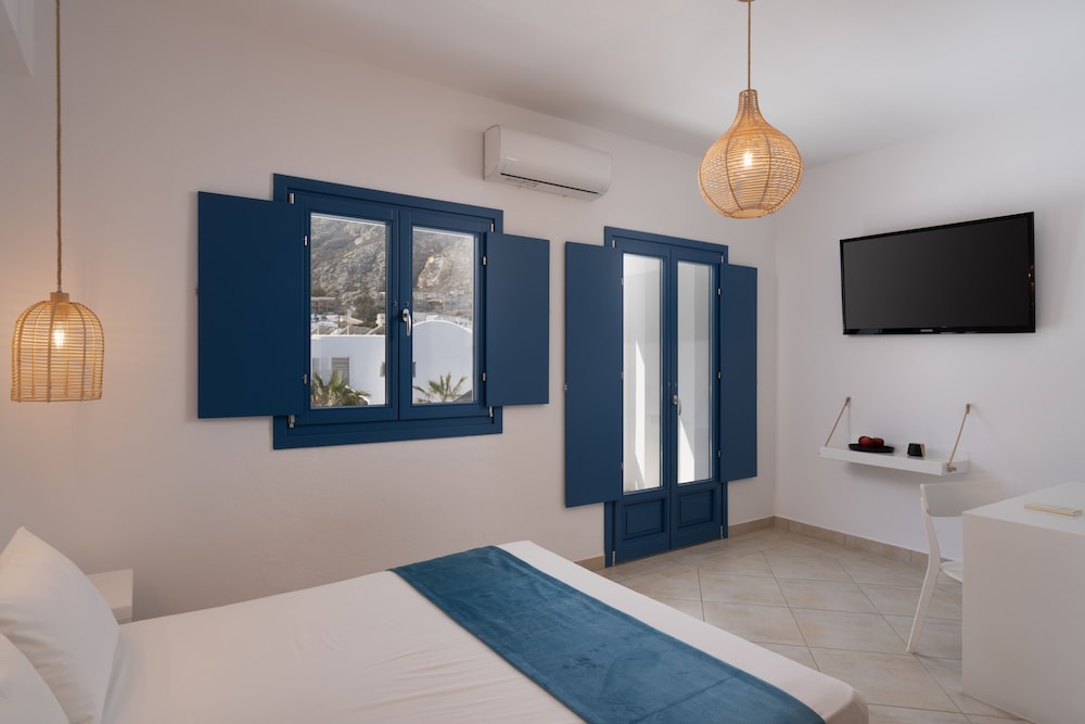 Sunshine Hotel — Hotel rooms in Kamari, South Aegean