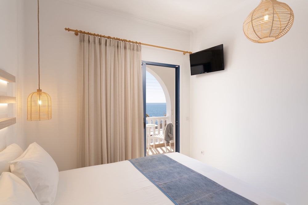 Sunshine Hotel — Hotel rooms in Kamari, South Aegean
