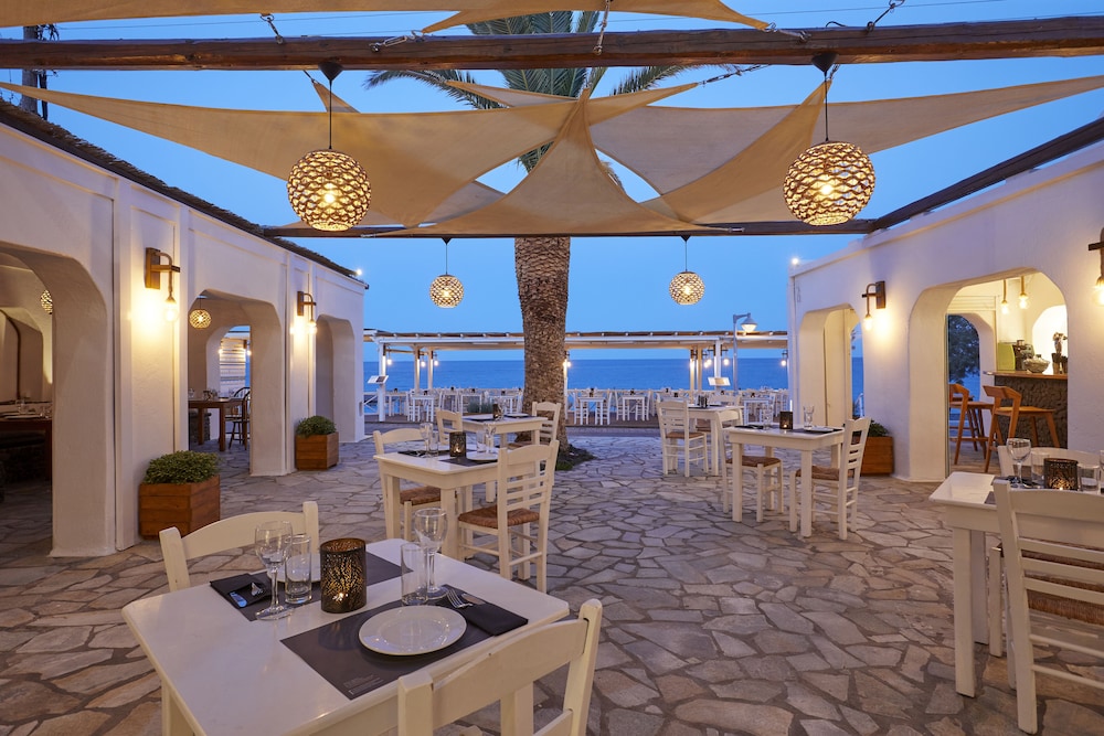 Sunshine Hotel — Restaurant & bars in Kamari, South Aegean