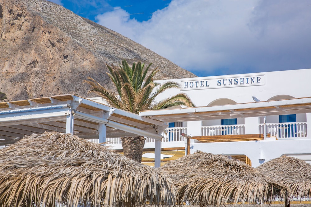 Sunshine Hotel — Hotel building in Kamari, South Aegean