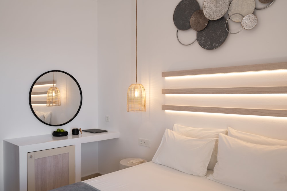 Sunshine Hotel — Hotel rooms in Kamari, South Aegean
