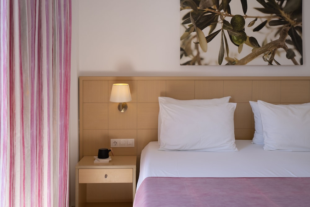 Sunshine Hotel — Hotel rooms in Kamari, South Aegean