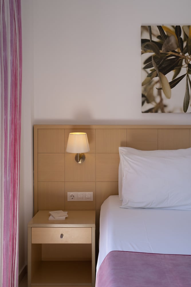 Sunshine Hotel — Hotel rooms in Kamari, South Aegean