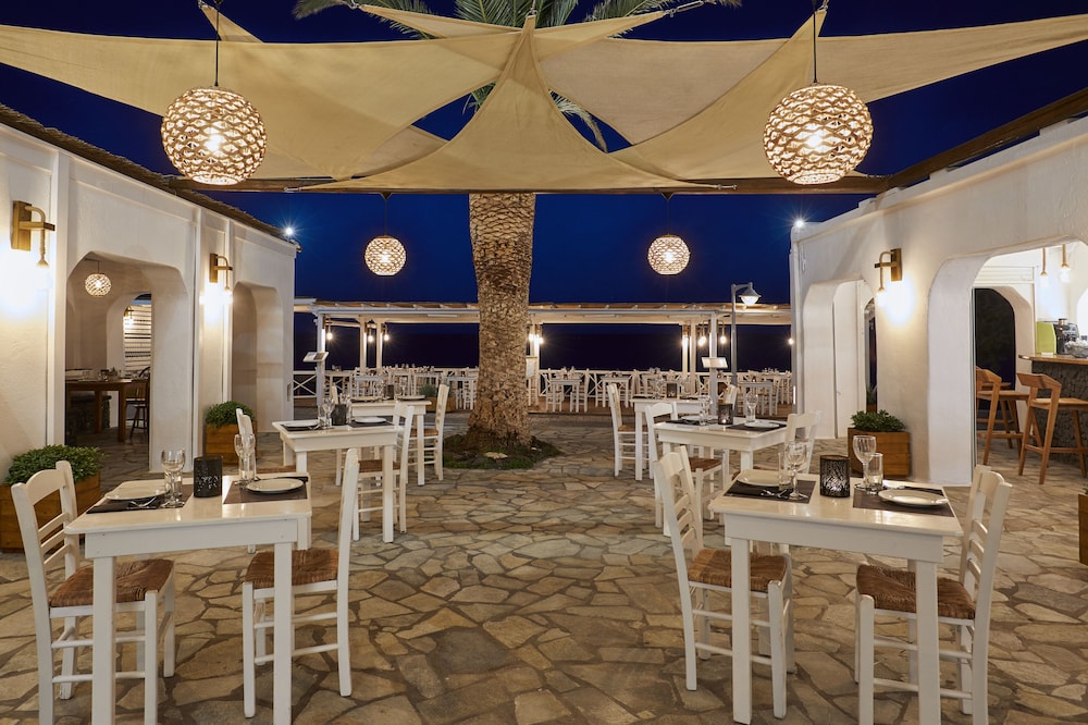 Sunshine Hotel — Restaurant & bars in Kamari, South Aegean