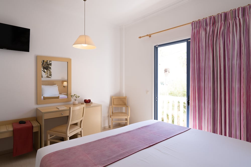 Sunshine Hotel — Hotel rooms in Kamari, South Aegean