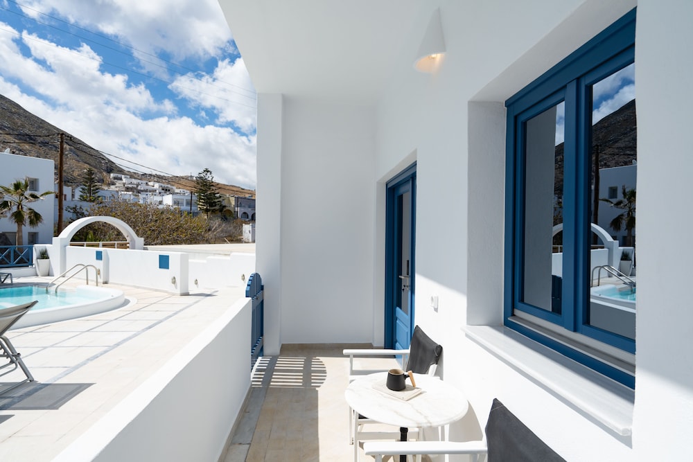 Sunshine Hotel — Hotel building in Kamari, South Aegean
