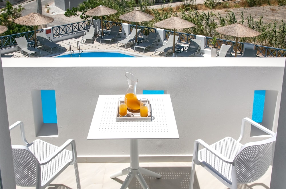 Sunshine Hotel — Swimming pool in Kamari, South Aegean