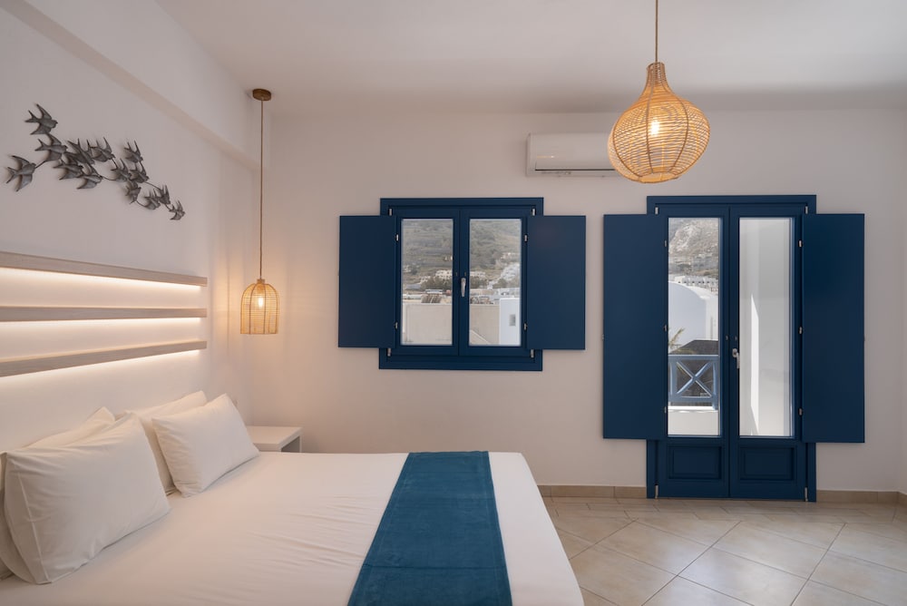 Sunshine Hotel — Hotel rooms in Kamari, South Aegean