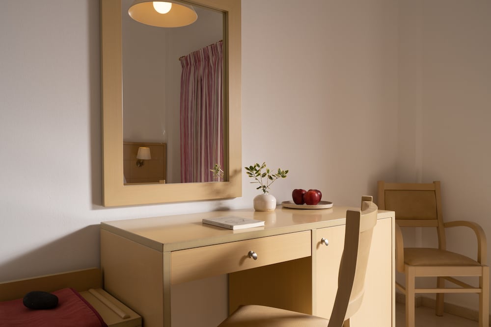 Sunshine Hotel — Hotel rooms in Kamari, South Aegean