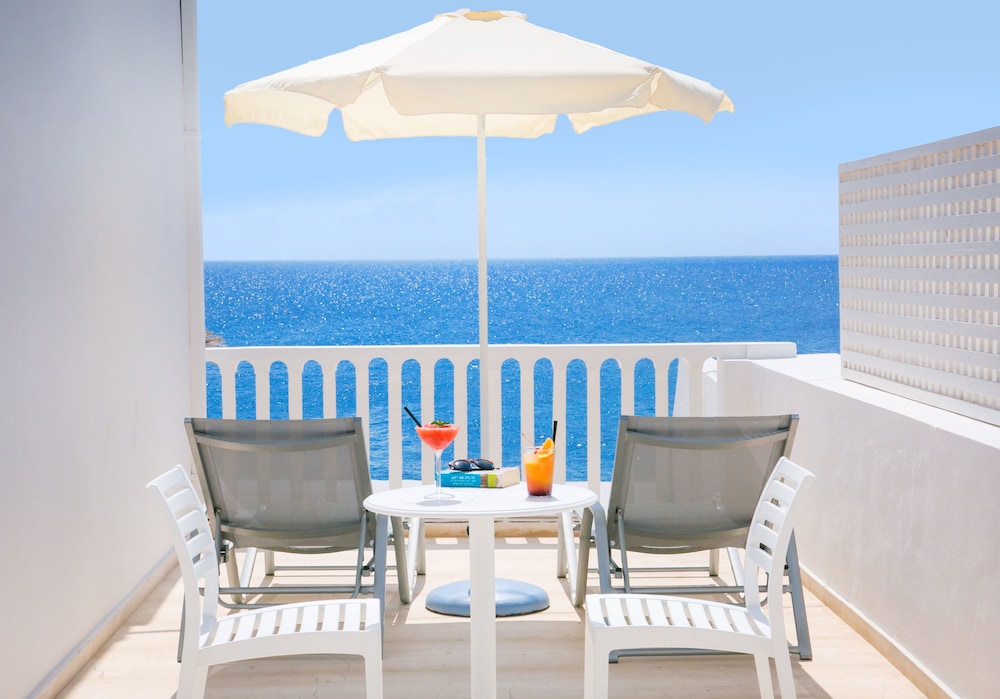 Sunshine Hotel — Hotel rooms in Kamari, South Aegean