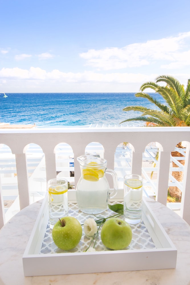 Sunshine Hotel — Hotel rooms in Kamari, South Aegean