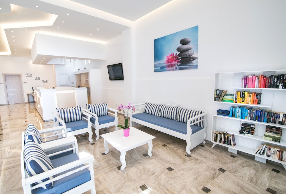 Sunshine Hotel — Hotel building in Kamari, South Aegean