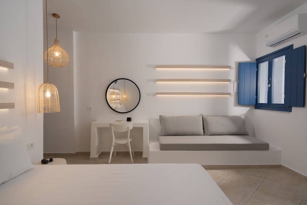 Sunshine Hotel — Hotel rooms in Kamari, South Aegean