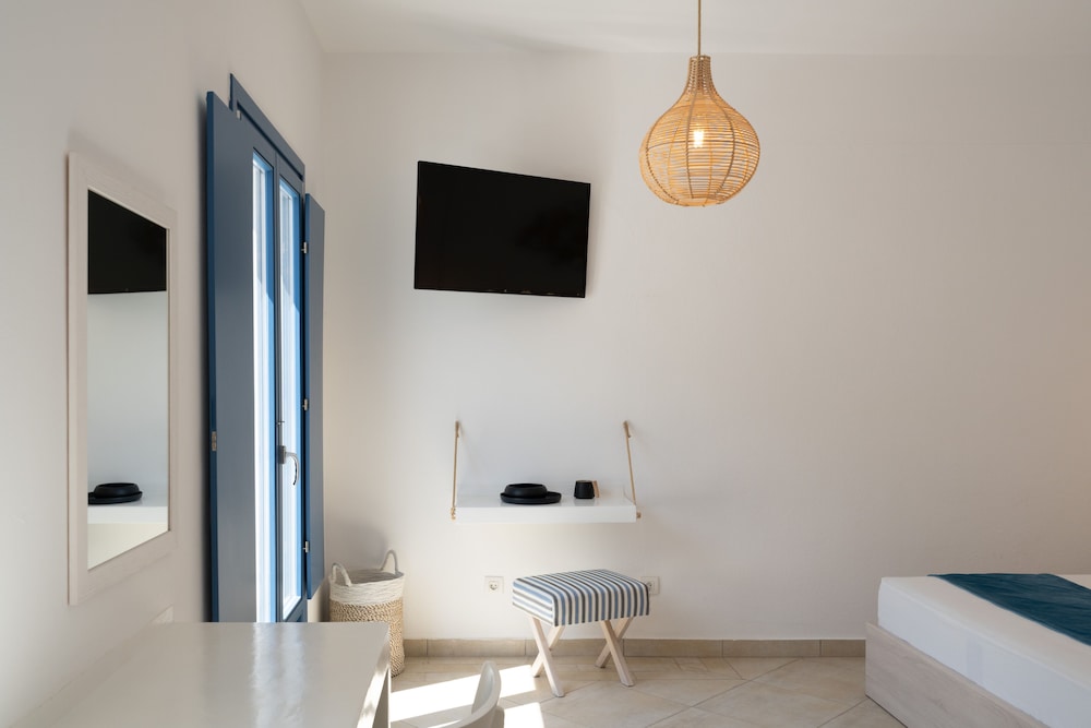 Sunshine Hotel — Hotel rooms in Kamari, South Aegean